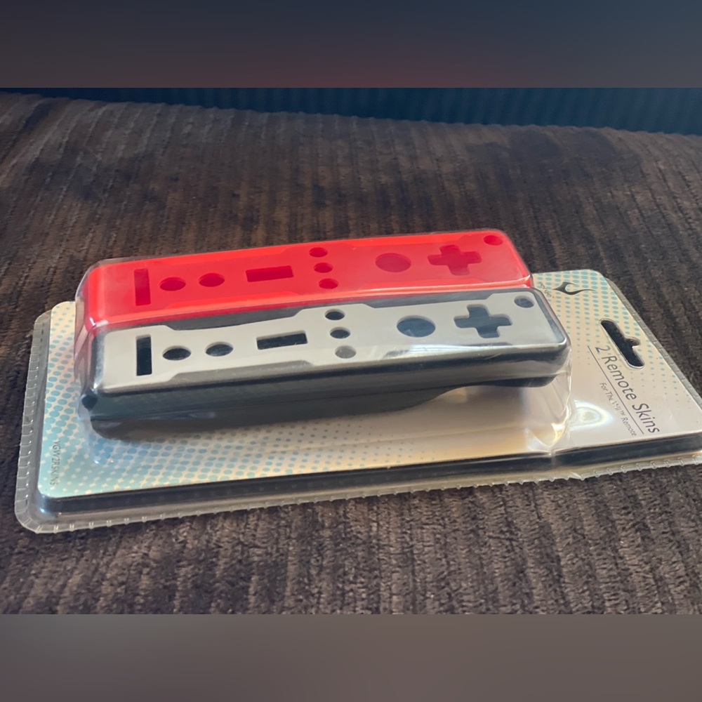 Nintendo Wii Remote Sleeve Set — Black and Red - Picture 3 of 10
